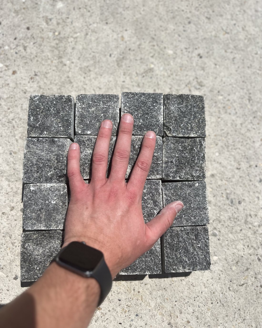 Чёрная гранитная брусчатка Gabbro 10×10×5 UGRAN — реальное фото партии со склада