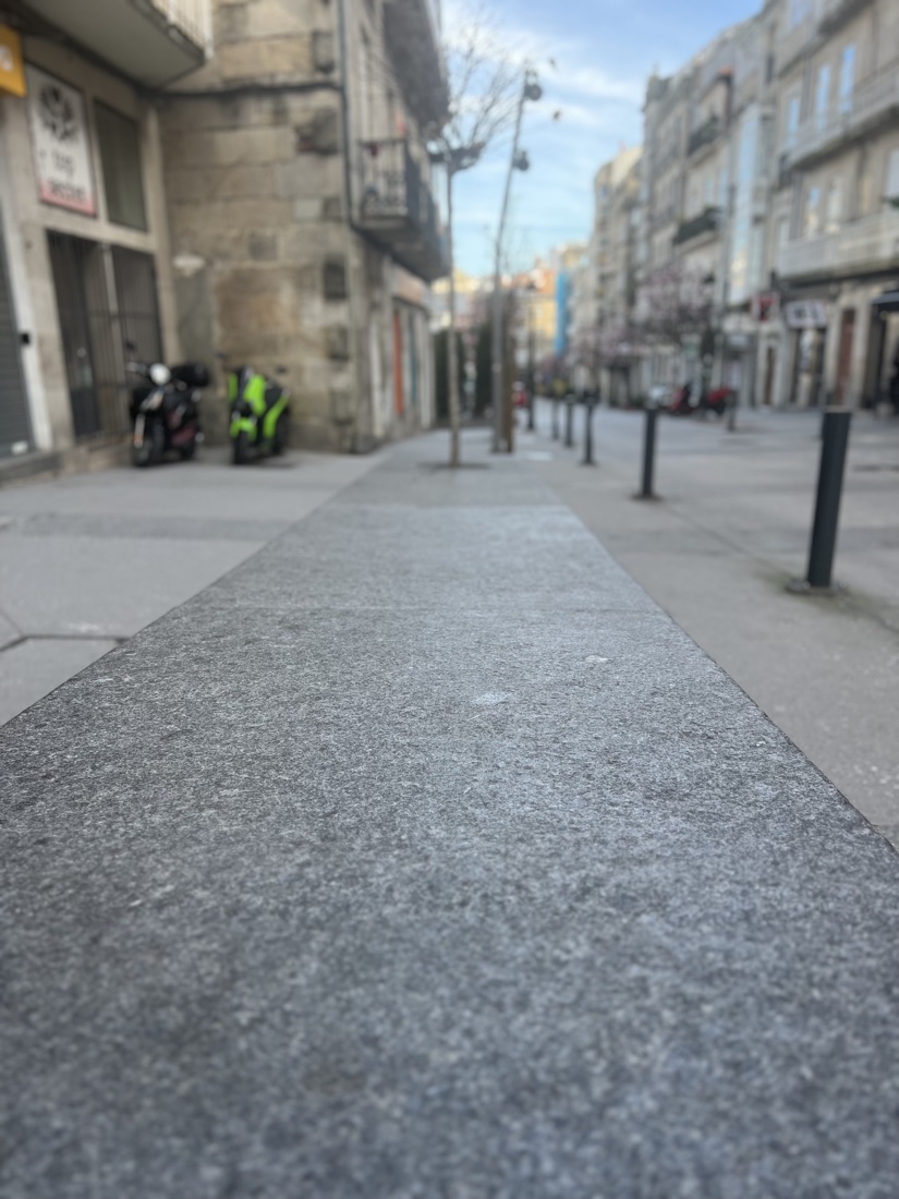 Городское мощение гранитом на улице европейского города